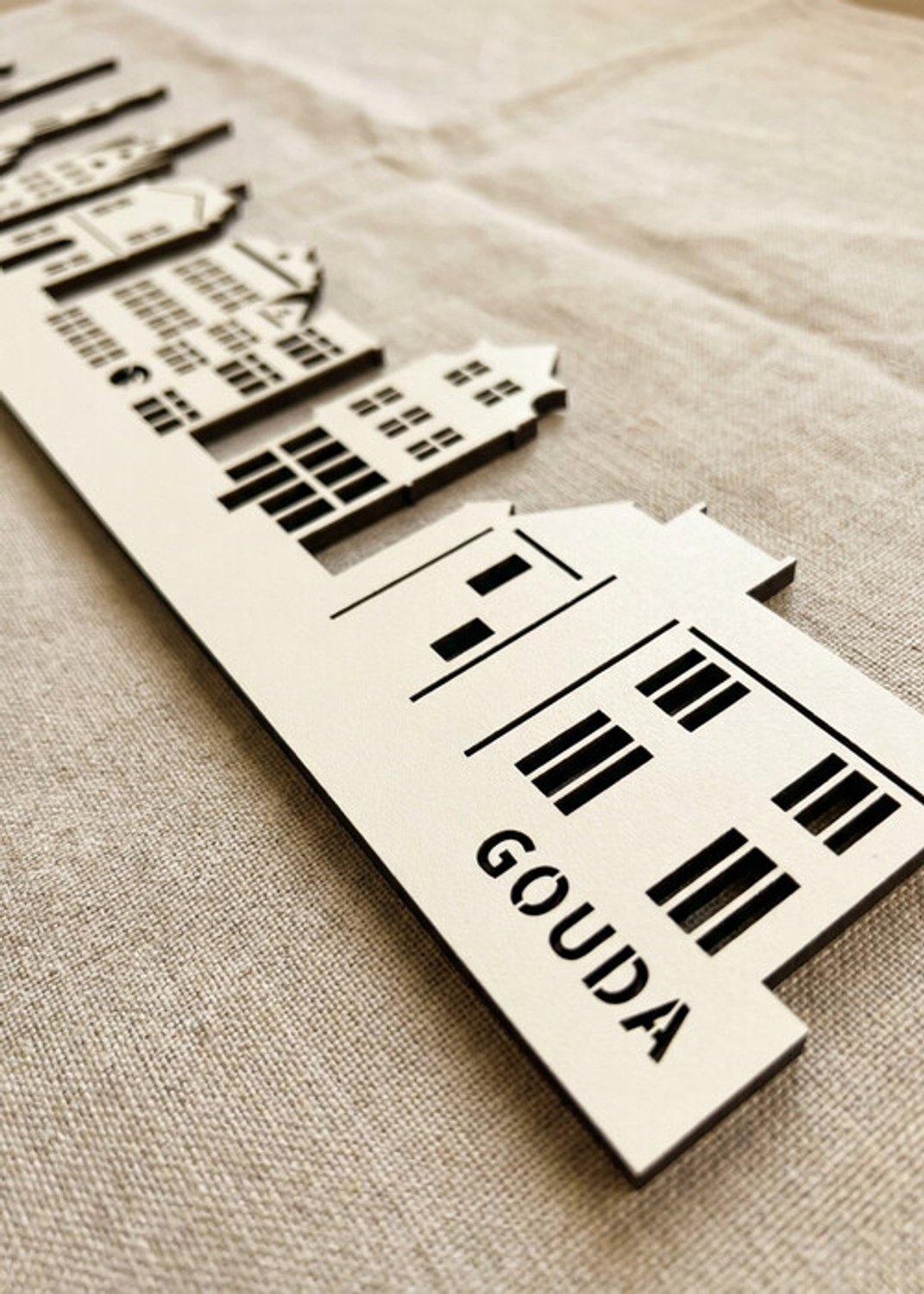 Houten Skyline Gouda | Wanddecoratie voor aan de muur | Wit MDF | 70 x 13 cm