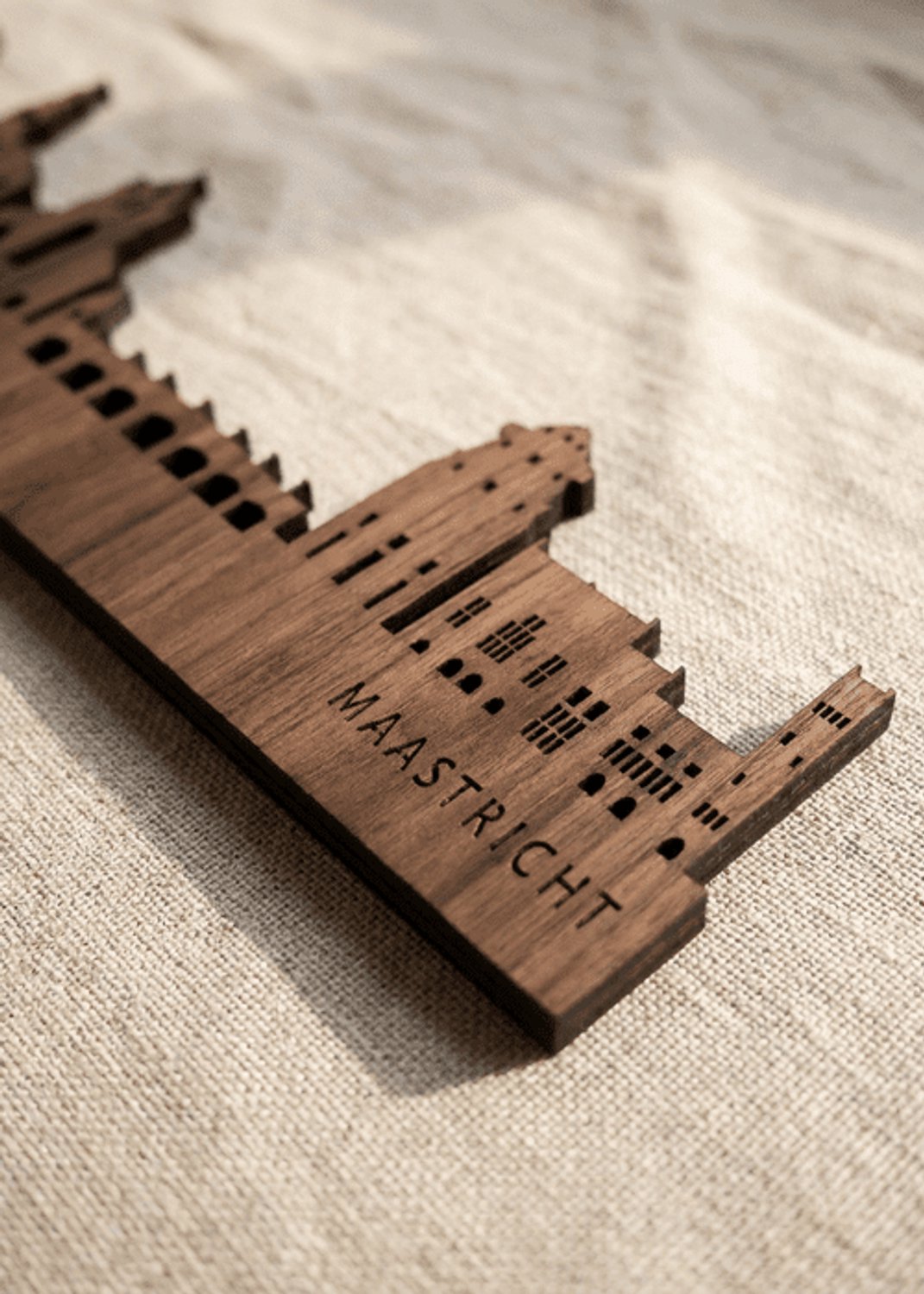 Houten Skyline Maastricht | Wanddecoratie voor aan de muur | Noten | 100 x 20 cm