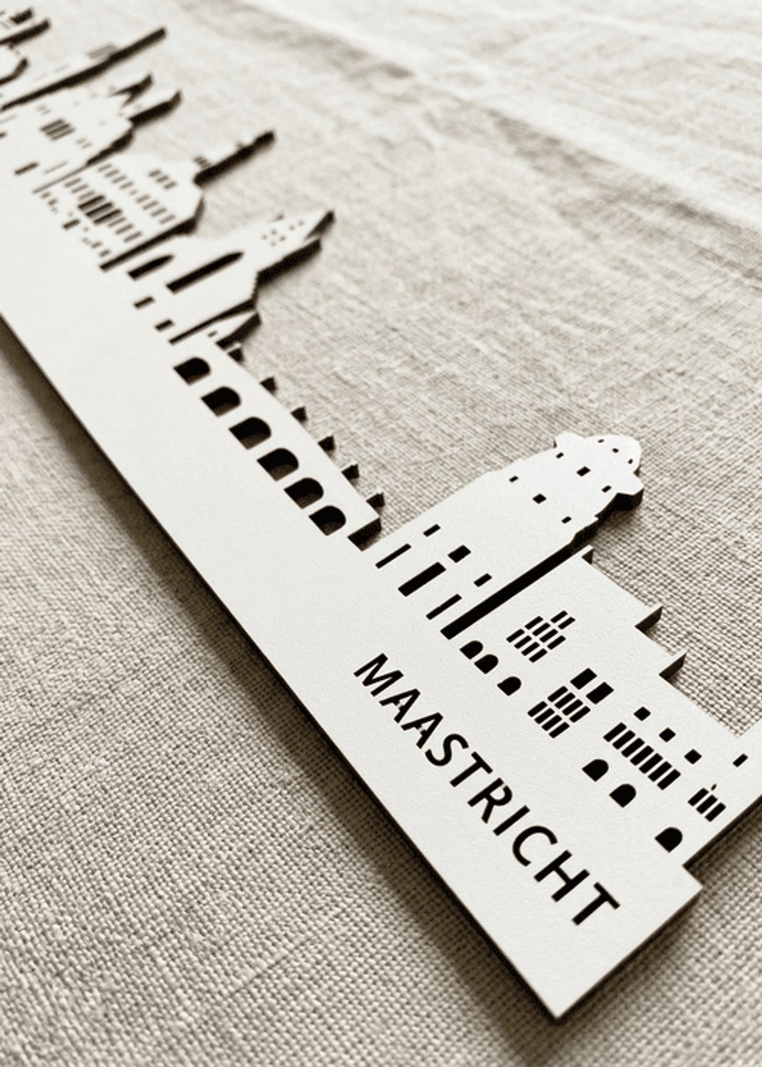 Houten Skyline Maastricht | Wanddecoratie voor aan de muur | Wit MDF | 70 x 14 cm