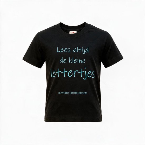 Zwart T-shirt met lichtblauwe tekst: Lees altijd de kleine lettertjes en IK WORD GROTE BROER.