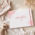 Wit invulboek met roze aquarelaccenten, naast een knuffelbeer en babykleertjes op een zachte achtergrond.