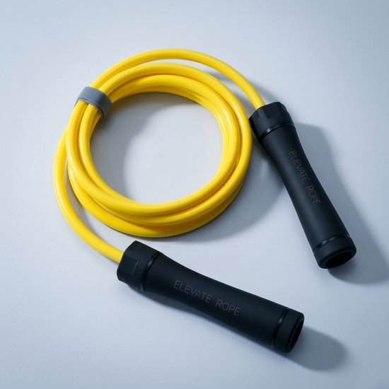 Geel verzwaard springtouw opgerold, voorzien van ergonomische zwarte handgrepen met Elevate Rope-opdruk.
