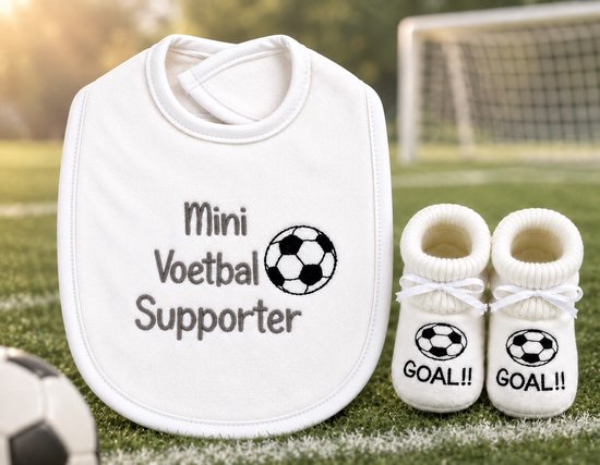 Petit Villain – 2-delige Baby Cadeauset Mini Voetbal Supporter – Slabbetje en Babyslofjes – Wit/Zwart – Kraamcadeau — afbeelding 2