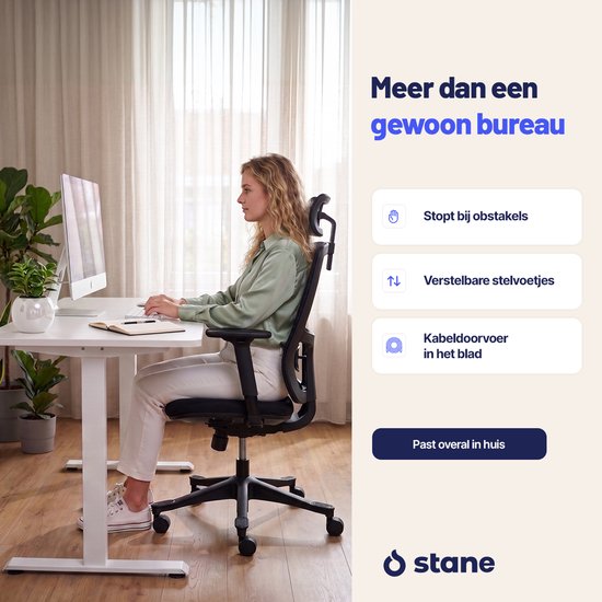 Vrouw werkt aan een wit Stane zit-sta bureau. Met informatie over obstakelstop, verstelbare voeten en kabeldoorvoer.