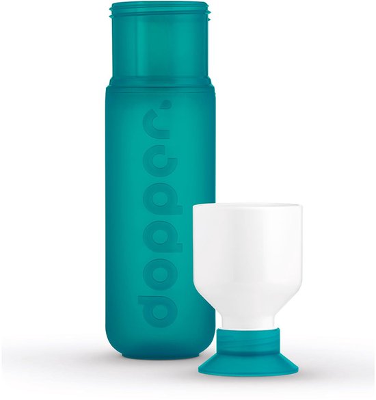 Gedemonteerde Dopper Original in Tidal Teal met een witte drinkbeker naast de turquoise fles met 'dopper.' reliëf.