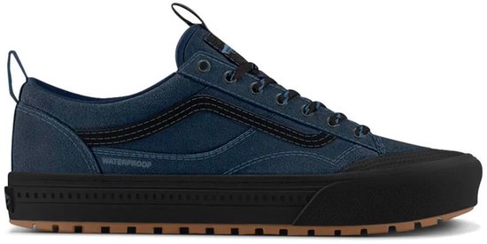 Donkerblauwe Vans Old Skool MTE sneaker met waterdichte afwerking, zwarte zool en bruin profiel.