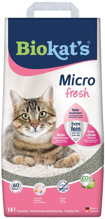 Zak Biokat's Micro Fresh kattenbakvulling (14L) met een bruine cyperse kat, zomergeur en stofvrije formule.