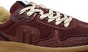 Bordeauxrode suède sneaker met beige veters, geborduurde details en een beige rubberen zool.