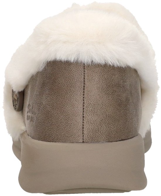 Achterkant van een beige Skechers Slip-ins slof met witte imitatiebont rand.