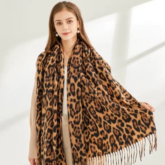 Model draagt een sjaal met luipaardprint in bruine tinten met franjes.
