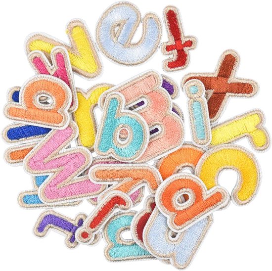 Een stapel kleurrijke geborduurde alfabet patches, met de letters: u, f, b, i, n, a, c, q, r, v, z, g.