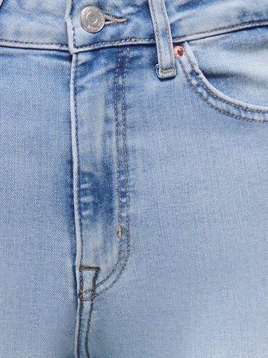 Close-up van de tailleband, knoop en zak van een ONLY lichtblauwe jeans.