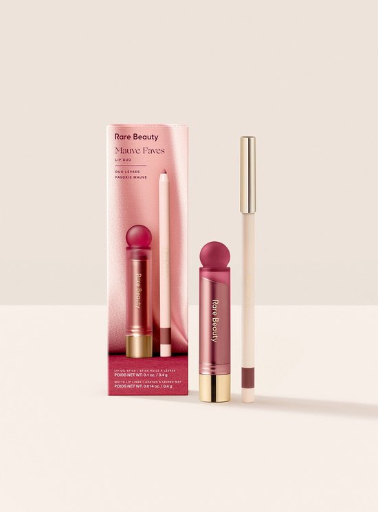 Duo pour les lèvres Rare Beauty Mauve Faves comprenant une huile à lèvres rose et un crayon à lèvres mauve avec leur étui.