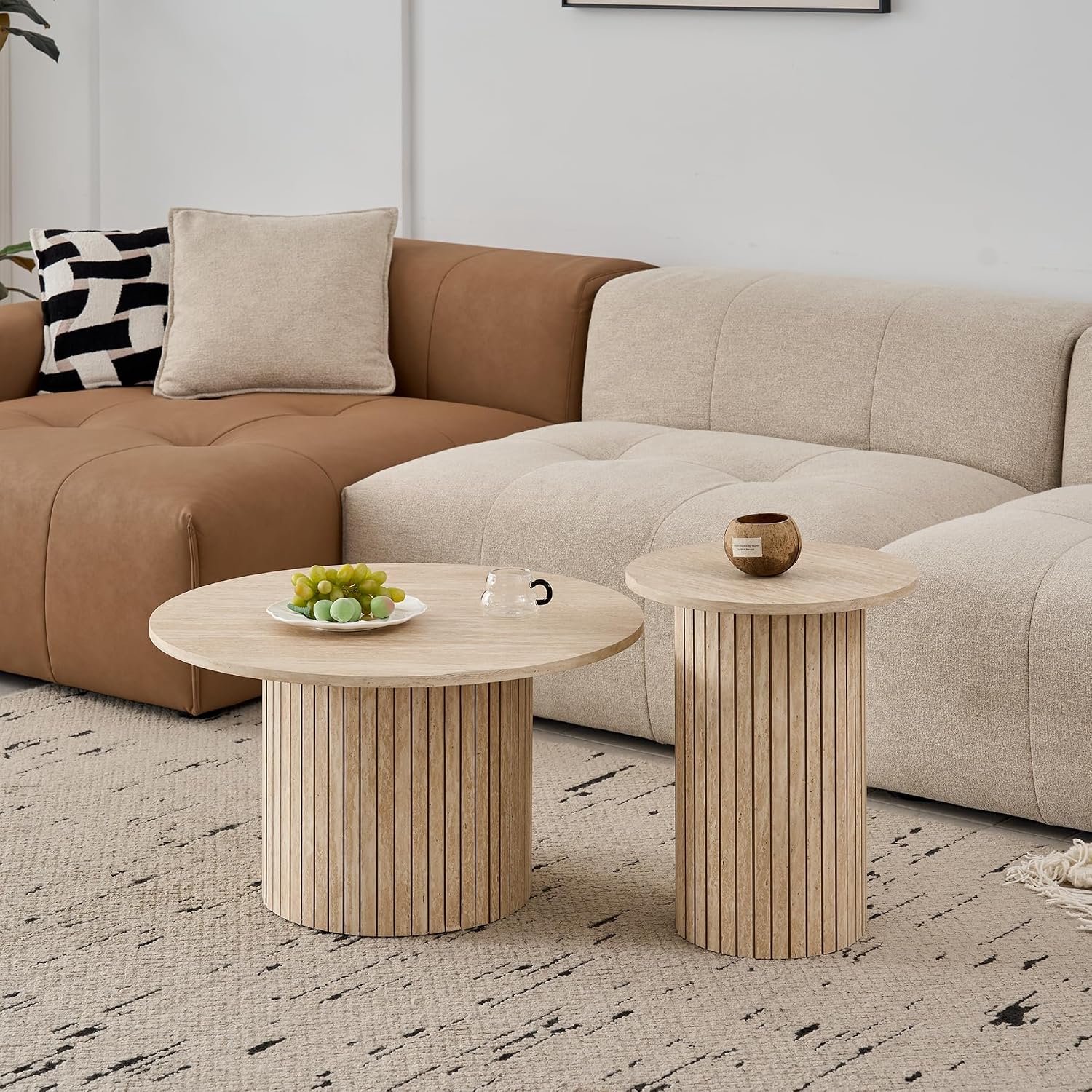 Set van 2 ronde uitschuifbare salontafels met cilindrische basis; moderne bijzettafel met MDF-blad en houten lattenbodem (geel/travertijntextuur)