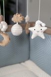 Baby's Only muziekmobiel met zachte gebreide hangertjes in ster-, maan- en wolkvorm in beige en bruintinten.