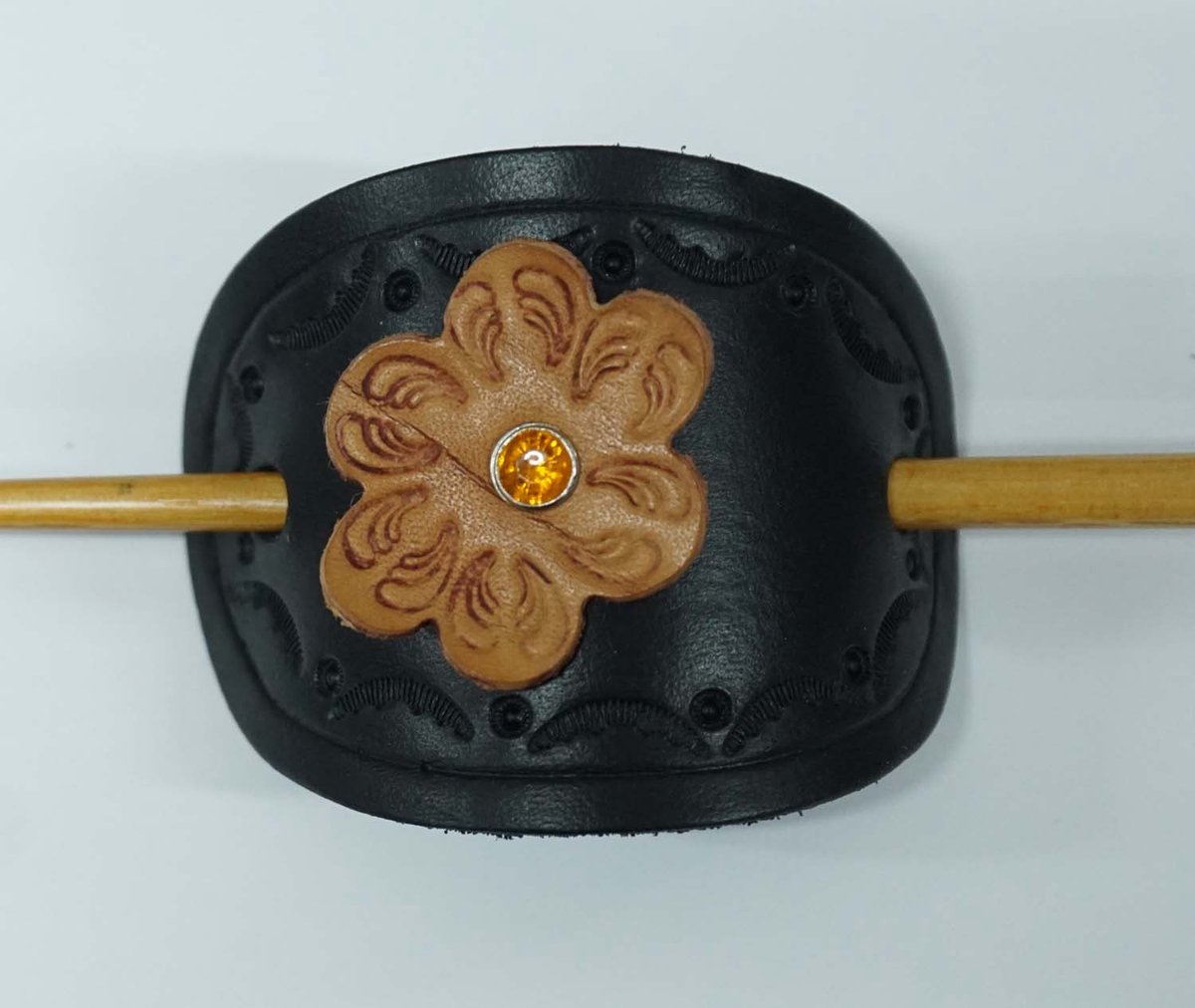 Zwarte leren haarspeld met bruin bloem + houten haarstokje - bloemen lederen haarspeld - leren bloemen haarspeld - dames haarspeld - handgemaakte haarspeld - haarspeld voor dik haar - stevige haarspeld - soepele haarspeld
