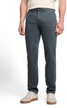 Model draagt een donkergrijze slim-fit chino, beige T-shirt en lichte sneakers, voorkant.