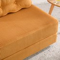 Gedetailleerde close-up van de oranje corduroy stof van een slaapfauteuil op een kleed.