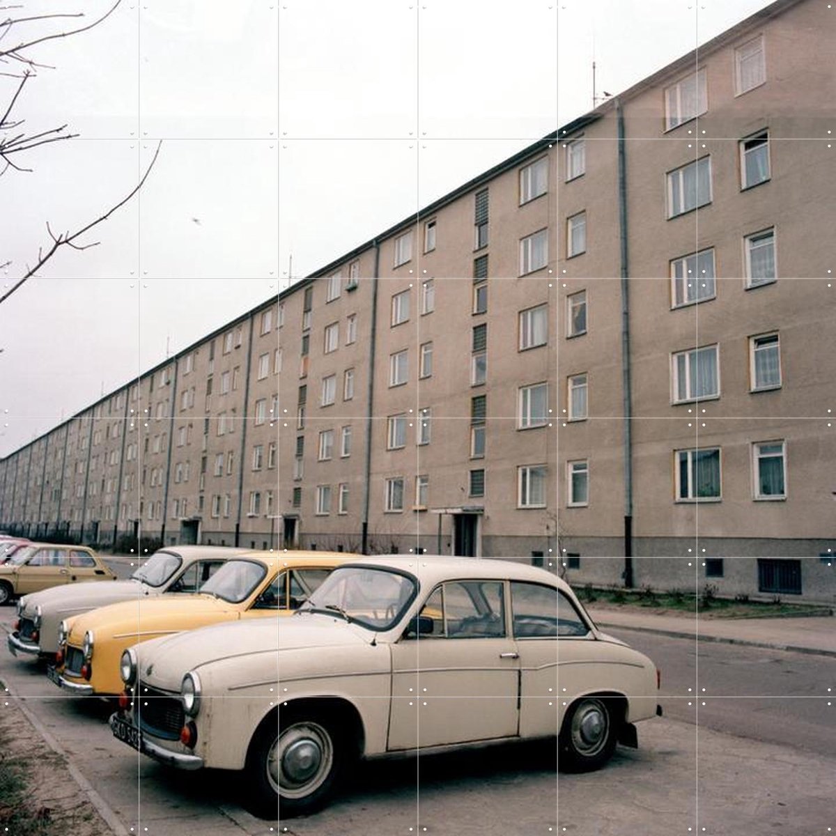 IXXI Three Cars Gdansk 1986, Teun Voeten - 120 x 120 cm - Gratis ophangtool - Grote wanddecoratie en posters - Fotografie, Vintage, Mancave
