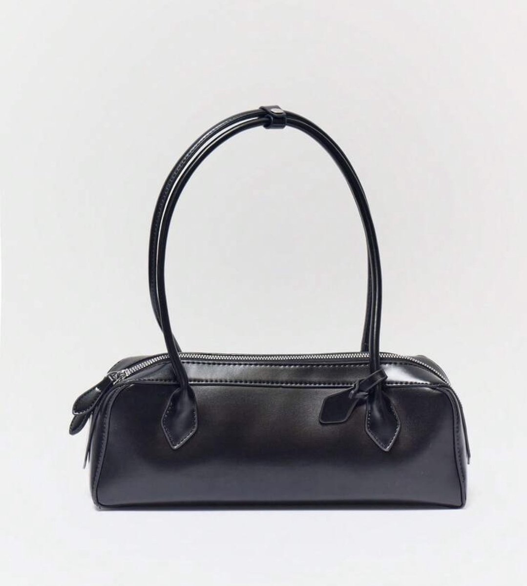 Langwerpige schoudertas - Schoudertas - zwart schoudertas - bowling tas - schoudertas met franjes - bag - sholder bag - handbag - handtas - tas - vanity tas - buideltas - statement tas - shoulderbag - hobo tas - shopper