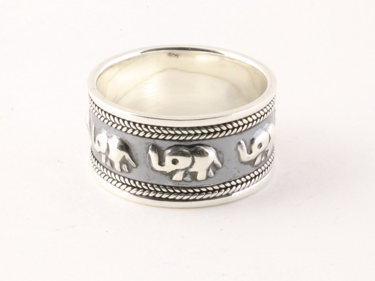 Brede zilveren ring met olifanten - maat 20