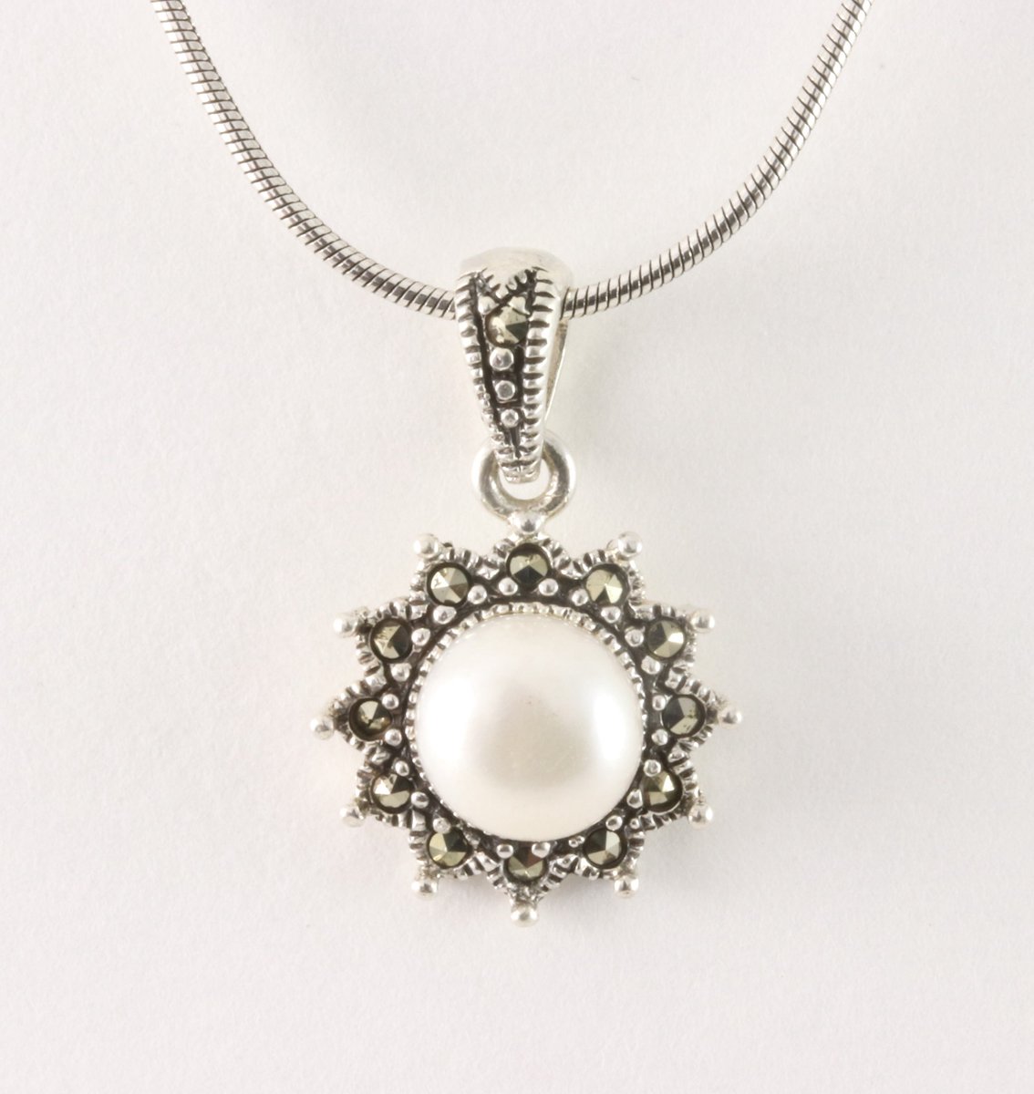 Fijne zilveren hanger met marcasiet en parel aan ketting