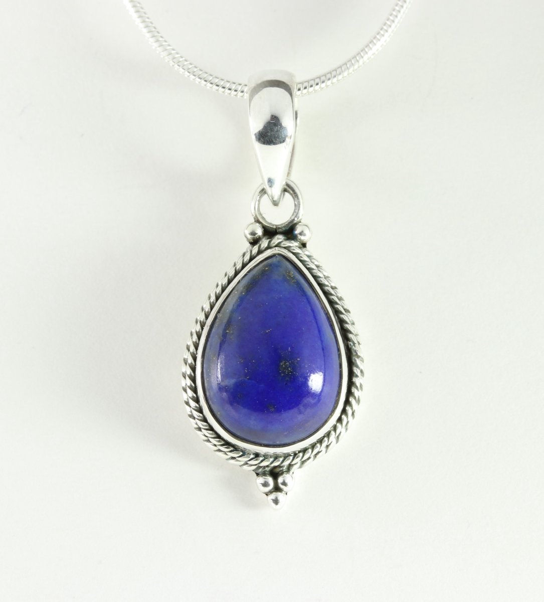 Bewerkte zilveren hanger met lapis lazuli aan ketting