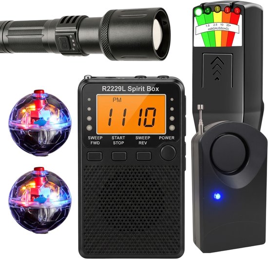 Een ghost hunting kit met een R2229L Spirit Box met display '1110', een zaklamp, een EMF meter met schaal tot 20+ milliGAUSS, en twee ronde, knipperende lichten.