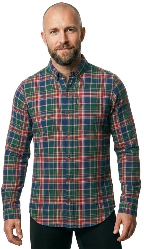 Man met baard draagt een geruit overhemd met lange mouwen in groen, blauw en rood.