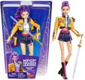 K-Pop Demon Hunters pop Rumi met paars haar, gele jas, korte spijkerbroek en zwaard.