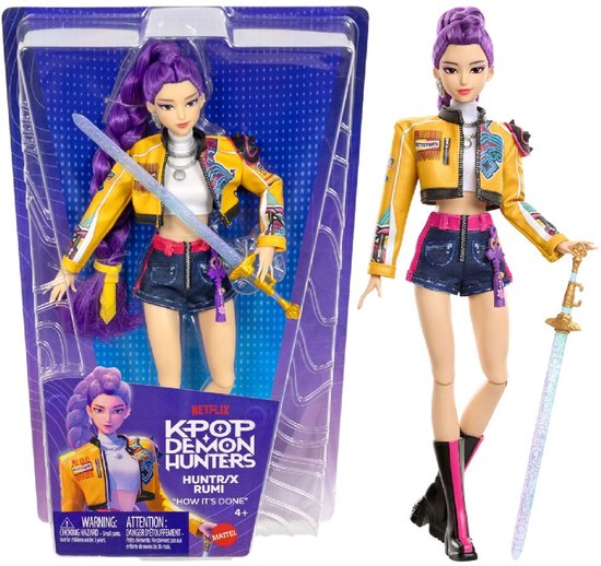 K-Pop Demon Hunters pop Rumi met paars haar, gele jas, korte spijkerbroek en zwaard.
