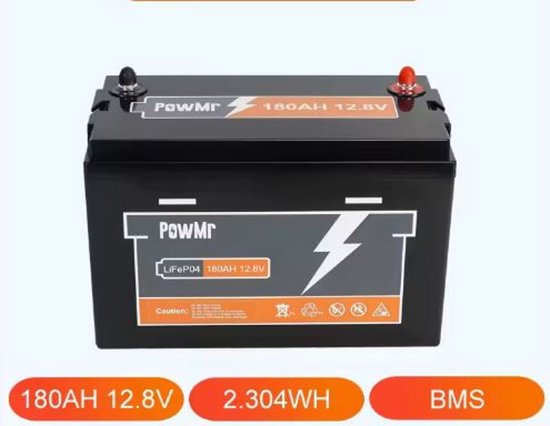 Zwarte LiFePO4 accu van PowMr, 180AH 12.8V, met rode en zwarte aansluitklemmen en een oranje label met '180AH 12.8V'.