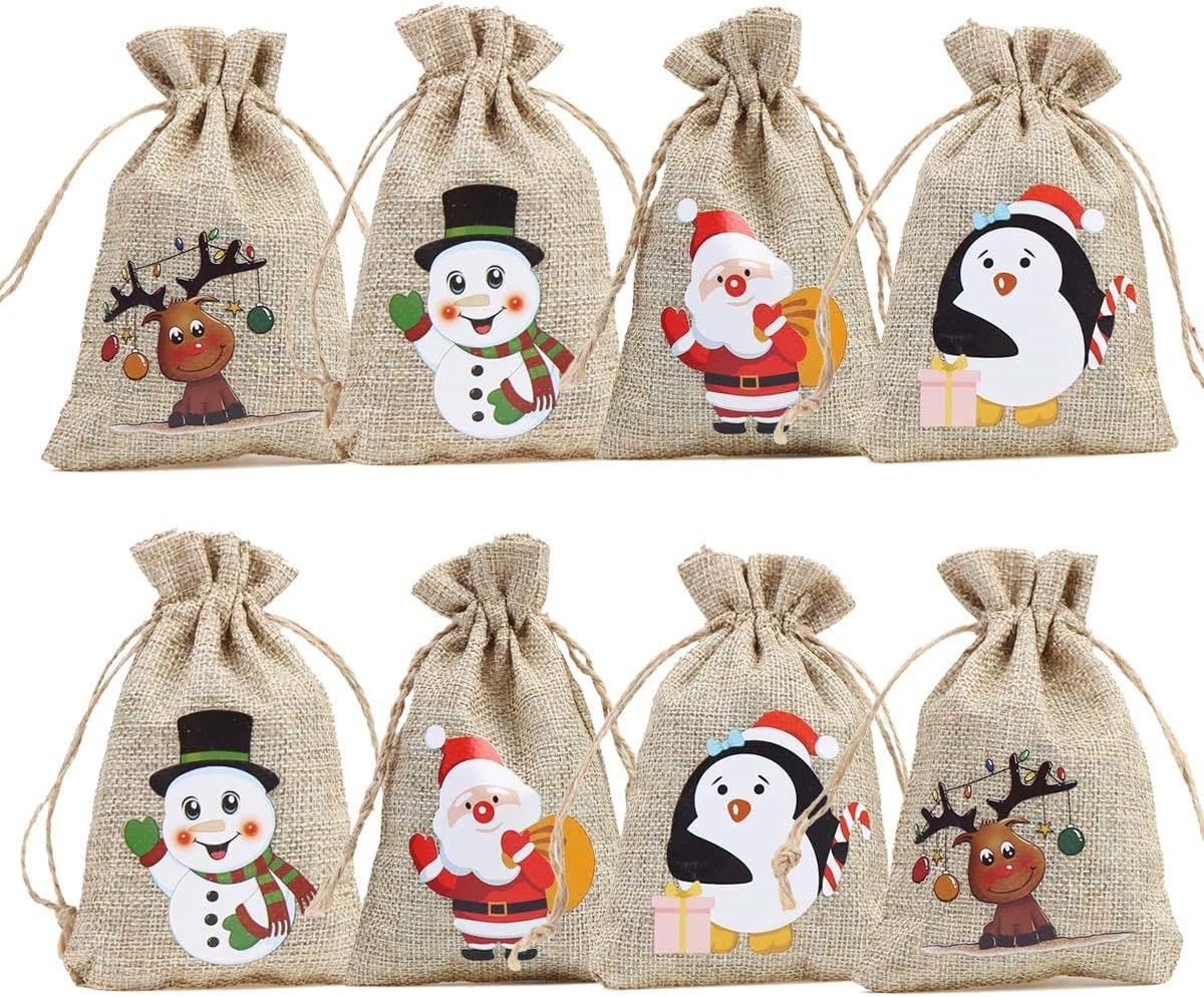 36 Stuks Linnen Kersttassen met Trekkoord, Jute Cadeautassen met Dubbel Trekkoord, 4 Ontwerpen: Sneeuwman, Kerstman, Pinguïn en Hert
