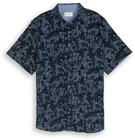 Donkerblauw kort mouwen overhemd met grillig, lichtblauw patroon. Label met 'TOM TAILOR' zichtbaar.