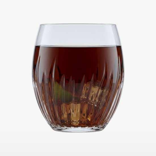Transparant glas met verticale, gedraaide ribbels, gevuld met donkerbruine drank, ijs en een schijfje.