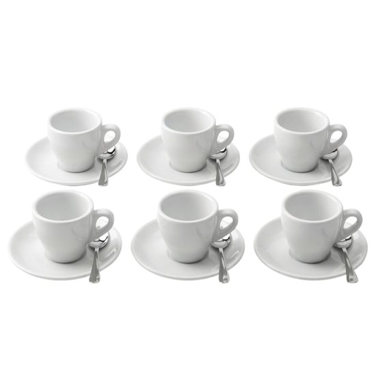 Zes witte espressokopjes met schotels en lepels, elk leeg.