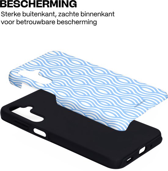 Zwarte telefoonhoes met een afneembare, lichtblauwe hoes met golvend patroon.
