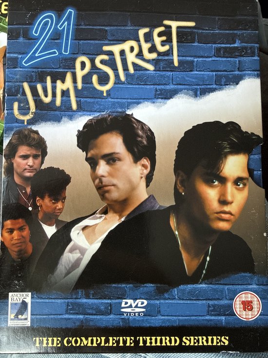 DVDhoes met de titel '21 Jump Street The Complete Third Series'. Vier mannen staan erop.