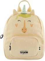Een zachtgele rugzak met een vrolijk eenhoorngezicht, groene hoorn en witte spikkels. Met een voorvak en het Trixie logo.