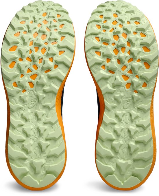 Onderkant van twee marineblauwe ASICS trailschoenen met oranje en lichtgroene zolen.