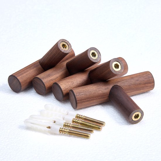 Zes walnoothouten T-haken met messing details en schroeven op een witte ondergrond.