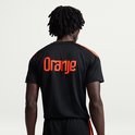 Zwarte sportshirt met neon oranje 'Oranje' opdruk op de rug en oranje strepen op de schouders.