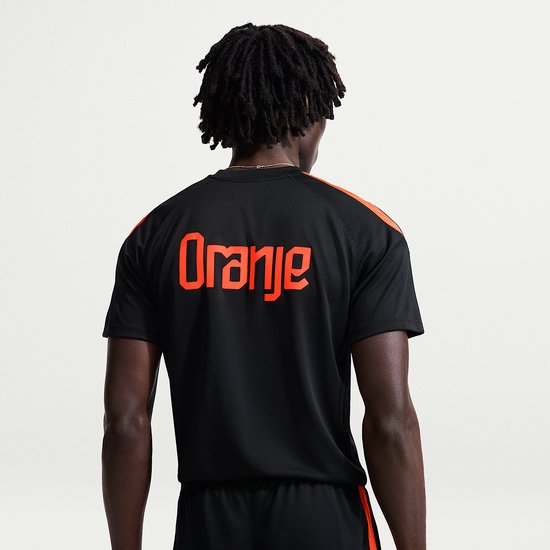 Zwarte sportshirt met neon oranje 'Oranje' opdruk op de rug en oranje strepen op de schouders.