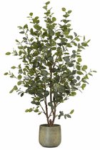 Kunstplant eucalyptusboom met groene bladeren in een groene pot.