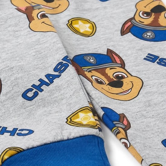 Detail van een grijze pyjamabroek met Chase van Paw Patrol-motief en blauwe boorden.