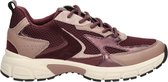Wijnrode sneaker met taupe en metallic details, vetersluiting en witte zool.