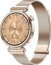 Gouden smartwatch met Milanese band, rond wijzerplaat met geometrisch patroon en kroon.