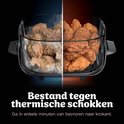 Vergelijking van bevroren kip in blauw licht tegenover krokante kip in oranje licht. Tekst: Bestand tegen thermische schokken.