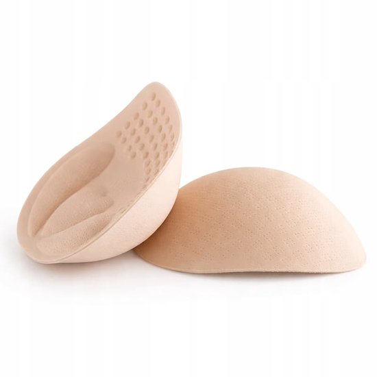 Twee beigekleurige bh-pads, één met een geperforeerd oppervlak en de andere afgerond.