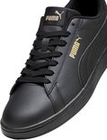 Zwarte Puma Smash sneakers met gouden Puma logo op de zijkant en veters.